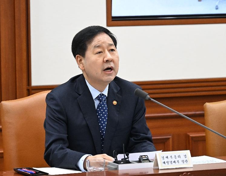 구윤철 부총리 겸 재정경제부 장관이 4월 10일 서울 종로구 정부서울청사에서 열린 '비상경제본부회의 겸 경제관계장관회의'를 주재, 모두발언을 하고 있다.