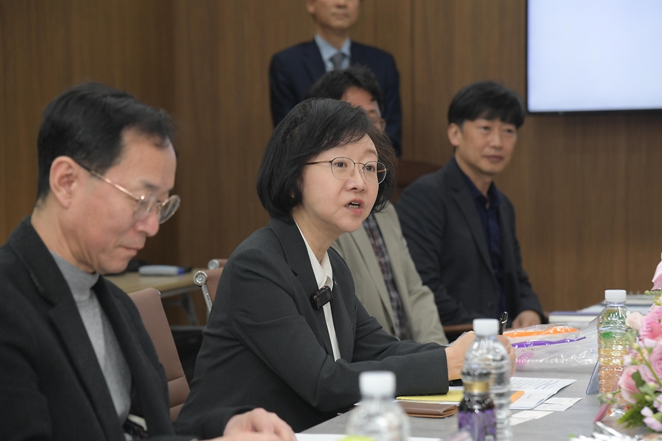 오유경 식품의약품안전처장이 4월 8일 경기도 안산시 소재 수액세트 제조업체 메디라인액티브코리아에서 산업통상부, 보건복지부, 중소벤처기업부와 함께 환자 진료 및 치료 등에 사용되는 수액세트가 안정적으로 공급될 수 있도록 수액세트 제조업체의 생산 현장을 점검하고 관련 업체들과 간담회를 갖고 있다.