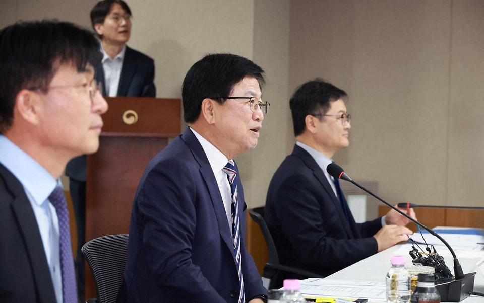 최교진 교육부 장관이 4월 10일 세종시 정부세종청사에서 장관 주재로 시도 부교육감 회의를 개최, '2026년도 추가경정예산안' 편성에 따른 지방교육재정교부금 활용 방향을 논의하고 있다.