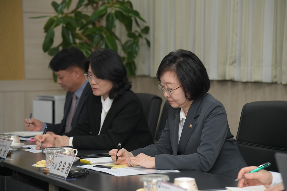 오유경 식품의약품안전처장이 4월 9일 산업통상부와 함께 국민생활 밀접 품목인 라면과 분유가 안정적으로 공급될 수 있도록 농심 안성공장을 방문해 라면·분유 생산 현장을 점검하고 업체 및 관련 협회 등과 간담회를 갖고 있다.