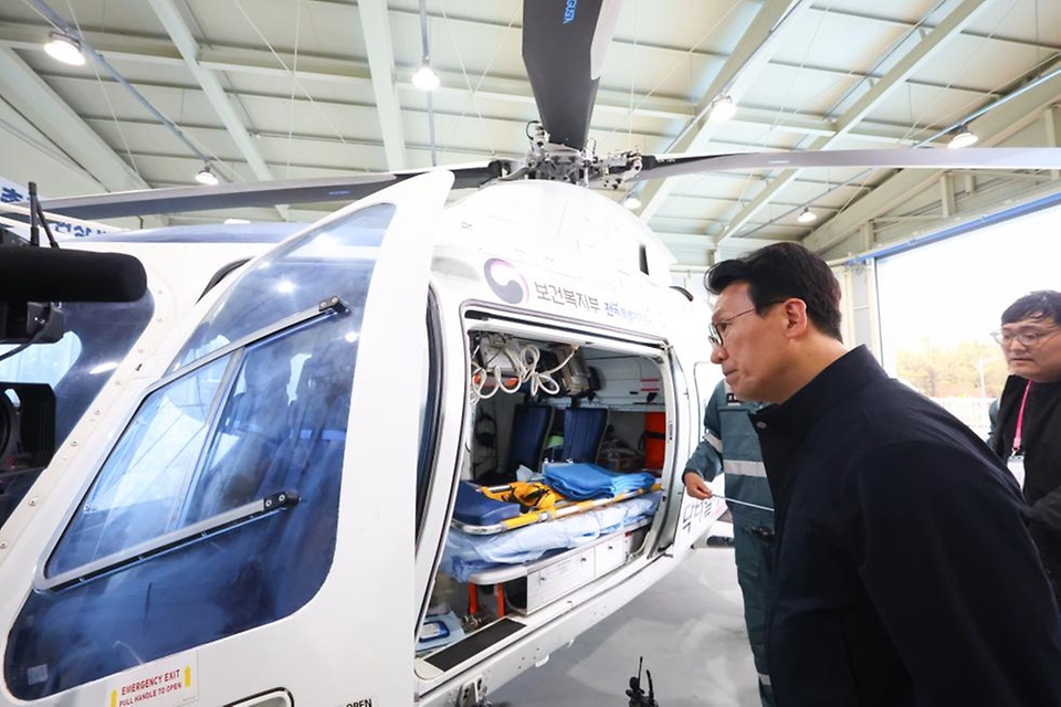 김민석 국무총리가 4월 9일 전북 익산 원광대병원 권역응급의료센터를 방문, 닥터헬기를 통한 응급환자 이송 및 진료 현황을 점검하고 있다.