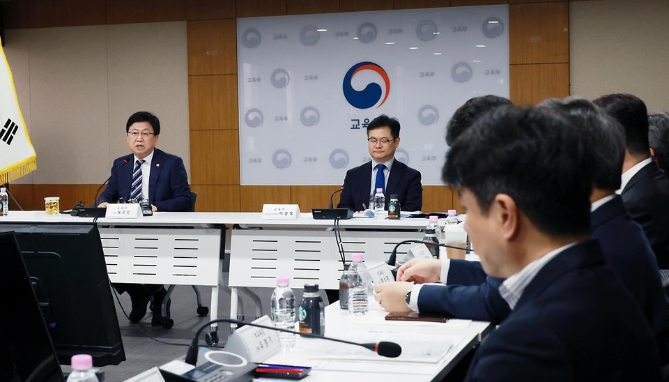 최교진 교육부 장관이 4월 10일 세종시 정부세종청사에서 장관 주재로 시도 부교육감 회의를 개최, '2026년도 추가경정예산안' 편성에 따른 지방교육재정교부금 활용 방향을 논의하고 있다.