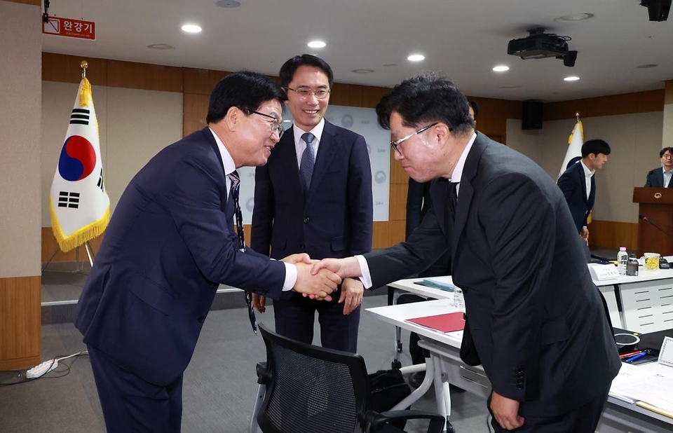 최교진 교육부 장관이 4월 10일 세종시 정부세종청사에서 장관 주재로 시도 부교육감 회의를 개최, '2026년도 추가경정예산안' 편성에 따른 지방교육재정교부금 활용 방향을 논의하고 있다.