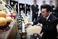 김민석 국무총리가 4월 13일 전남 완도군 완도읍 완도대성병원 장례식장을 찾아 화재현장에서 순직한 박승원 소방위 빈소를 조문하고 있다.