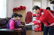 박은식 산림청장이 2026년 4월 11일 충남 공주시 사곡면 마곡사 일원에서 상춘객을 대상으로 산불예방 캠페인을 하고 있다.