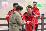박은식 산림청장이 2026년 4월 11일 충남 공주시 사곡면 마곡사 일원에서 상춘객을 대상으로 산불예방 캠페인을 하고 있다.