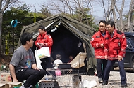 박은식 산림청장이 2026년 4월 11일 충남 공주시 사곡면 마곡사 일원에서 상춘객을 대상으로 산불예방 캠페인을 하고 있다.