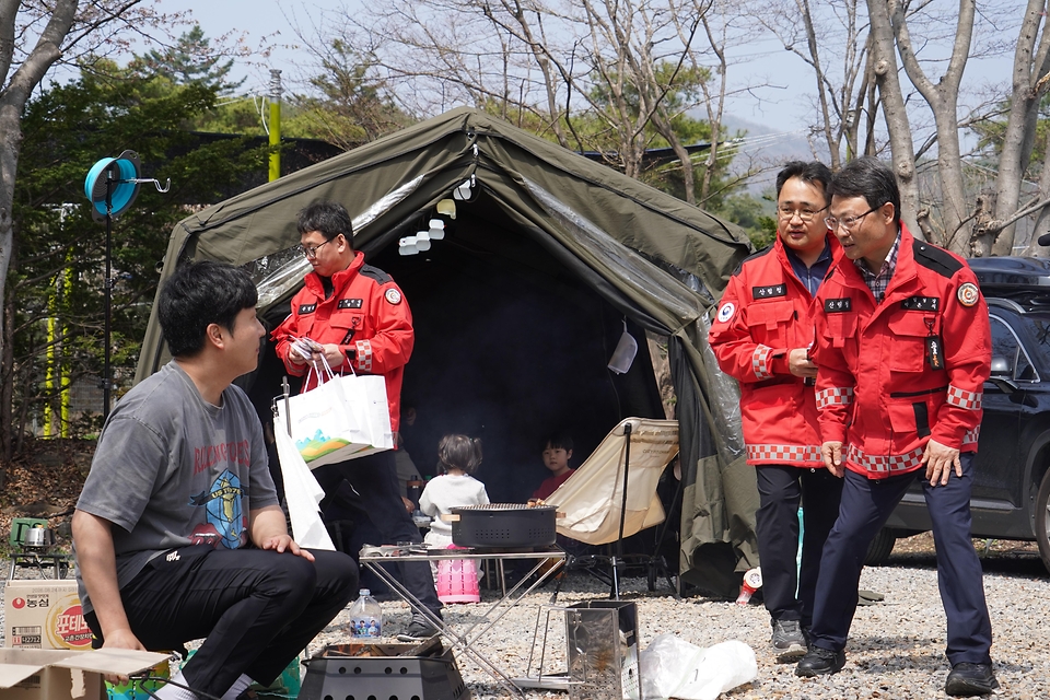 박은식 산림청장이 2026년 4월 11일 충남 공주시 사곡면 마곡사 일원에서 상춘객을 대상으로 산불예방 캠페인을 하고 있다.