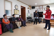 박은식 산림청장이 2026년 4월 11일 충남 공주시 사곡면 마곡사 일원에서 상춘객을 대상으로 산불예방 캠페인을 하고 있다.