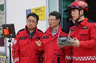 박은식 산림청장이 2026년 4월 11일 충남 공주시 사곡면 마곡사 일원에서 상춘객을 대상으로 산불예방 캠페인을 하고 있다.