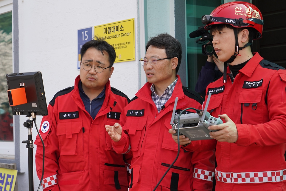 박은식 산림청장이 2026년 4월 11일 충남 공주시 사곡면 마곡사 일원에서 상춘객을 대상으로 산불예방 캠페인을 하고 있다.
