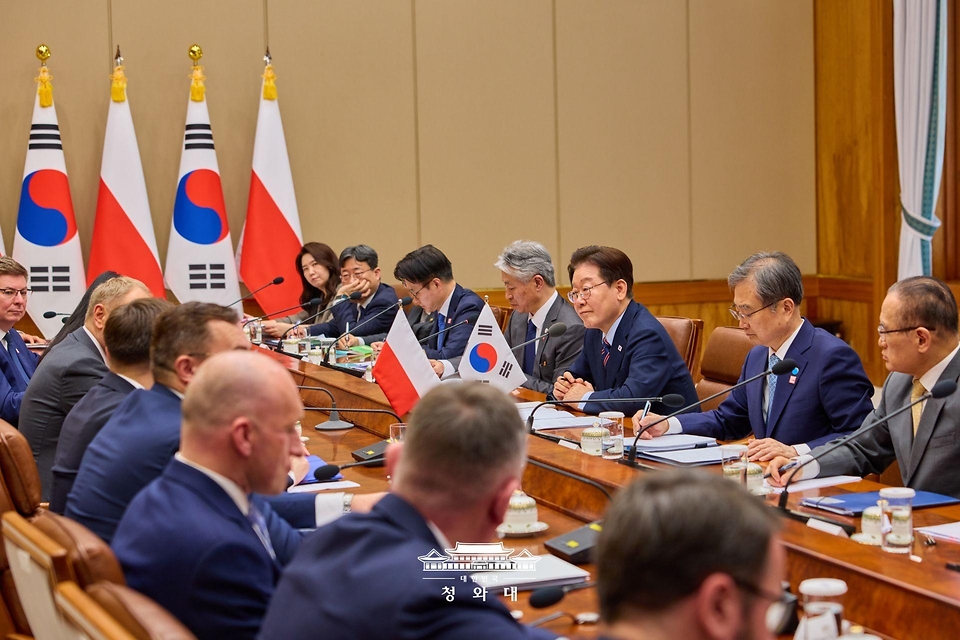 이재명 대통령과 도날트 투스크 폴란드 총리가 4월 13일 청와대에서 확대 정상회담을 하고 있다.