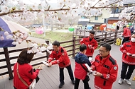 박은식 산림청장이 2026년 4월 11일 충남 공주시 사곡면 마곡사 일원에서 상춘객을 대상으로 산불예방 캠페인을 하고 있다.