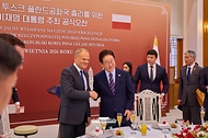 이재명 대통령과 도날트 투스크 폴란드 총리가 4월 13일 청와대에서 열린 공식 방한 환영 오찬에서 악수하고 있다.