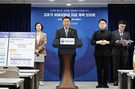 윤호중 행정안전부 장관이 4월 11일 서울 종로구 정부서울청사에서 고유가 피해지원금 지급 계획 관련해 발표하고 있다.