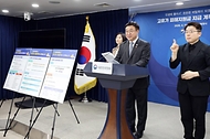 윤호중 행정안전부 장관이 4월 11일 서울 종로구 정부서울청사에서 고유가 피해지원금 지급 계획 관련해 발표하고 있다.