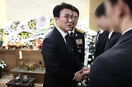 김민석 국무총리가 4월 13일 전남 완도군 완도읍 완도대성병원 장례식장을 찾아 화재현장에서 순직한 박승원 소방위 빈소를 조문하고 있다.