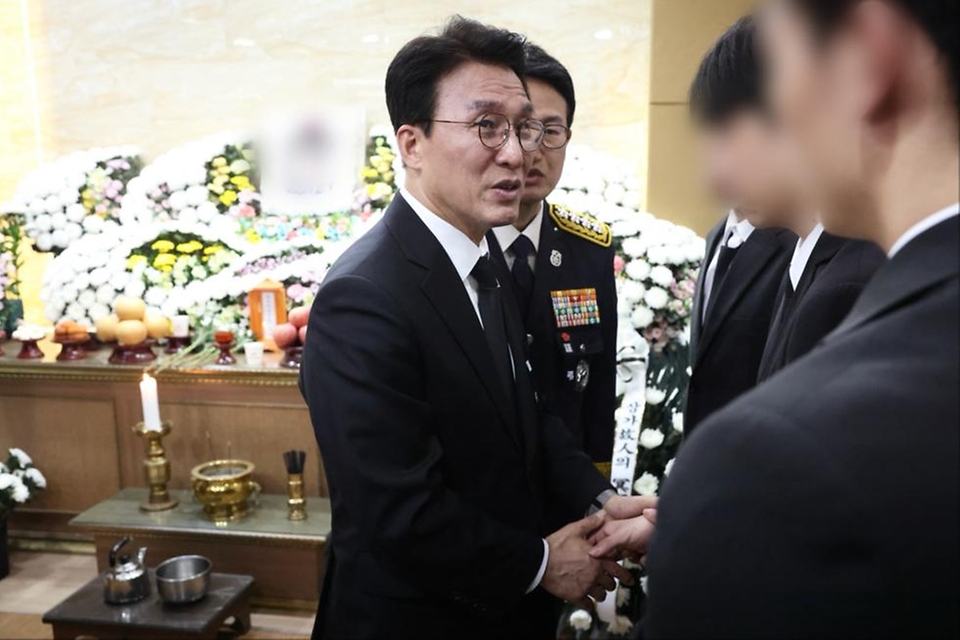 김민석 국무총리가 4월 13일 전남 완도군 완도읍 완도대성병원 장례식장을 찾아 화재현장에서 순직한 박승원 소방위 빈소를 조문하고 있다.