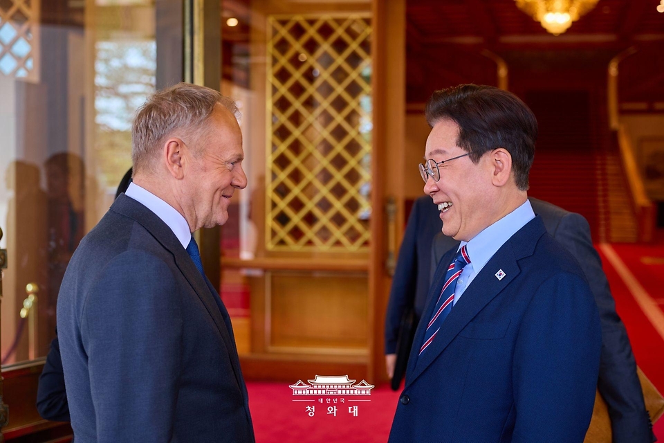이재명 대통령과 도날드 투스크 폴란드 총리가 4월 13일 청와대에서 열린 한-폴란드 공식오찬을 마치고 환송을 위해 이동하고 있다.