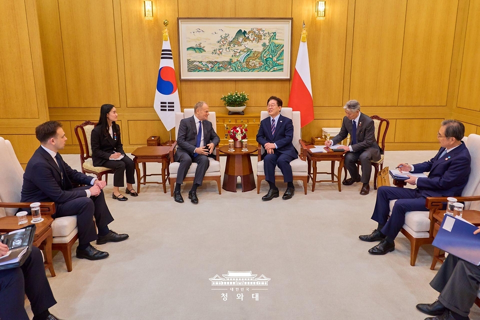 이재명 대통령과 도날드 투스크 폴란드 총리가 4월 13일 청와대에서 한-폴란드 소인수 정상회담을 하고 있다.