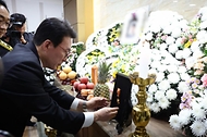 김민석 국무총리가 4월 13일 전남 완도군 완도읍 완도대성병원 장례식장을 찾아 화재현장에서 순직한 박승원 소방위 빈소를 조문하고 있다.