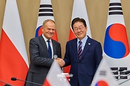 이재명 대통령과 도날트 투스크 폴란드 총리가 4월 13일 청와대에서 확대 정상회담에 앞서 악수하고 있다.