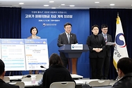 윤호중 행정안전부 장관이 4월 11일 서울 종로구 정부서울청사에서 고유가 피해지원금 지급 계획 관련해 발표하고 있다.