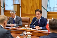 이재명 대통령이 4월 13일 청와대에서 열린 도날트 투스크 폴란드 총리와의 확대 정상회담에서 발언하고 있다.