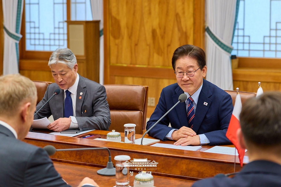 이재명 대통령이 4월 13일 청와대에서 열린 도날트 투스크 폴란드 총리와의 확대 정상회담에서 발언하고 있다.