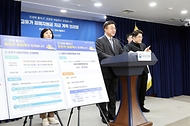 윤호중 행정안전부 장관이 4월 11일 서울 종로구 정부서울청사에서 고유가 피해지원금 지급 계획 관련해 발표하고 있다.