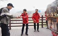 박은식 산림청장이 2026년 4월 11일 충남 공주시 사곡면 마곡사 일원에서 상춘객을 대상으로 산불예방 캠페인을 하고 있다.