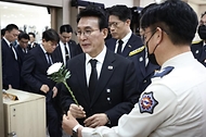 김민석 국무총리가 4월 13일 전남 완도군 완도읍 완도대성병원 장례식장을 찾아 화재현장에서 순직한 박승원 소방위 빈소를 조문하고 있다.