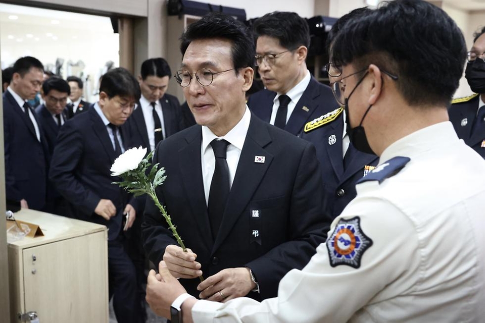 김민석 국무총리가 4월 13일 전남 완도군 완도읍 완도대성병원 장례식장을 찾아 화재현장에서 순직한 박승원 소방위 빈소를 조문하고 있다.