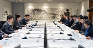 정은경 보건복지부 장관이 4월 14일 서울 중구 콘퍼런스 하우스 달개비에서 보건의약단체 및 유관부처와 함께 중동전쟁으로 인한 의약품, 의료기기 등 의료제품의 수급불안정을 해소하기 위한 중동전쟁 대응 제3차 보건의약단체 회의를 개최하고 있다.