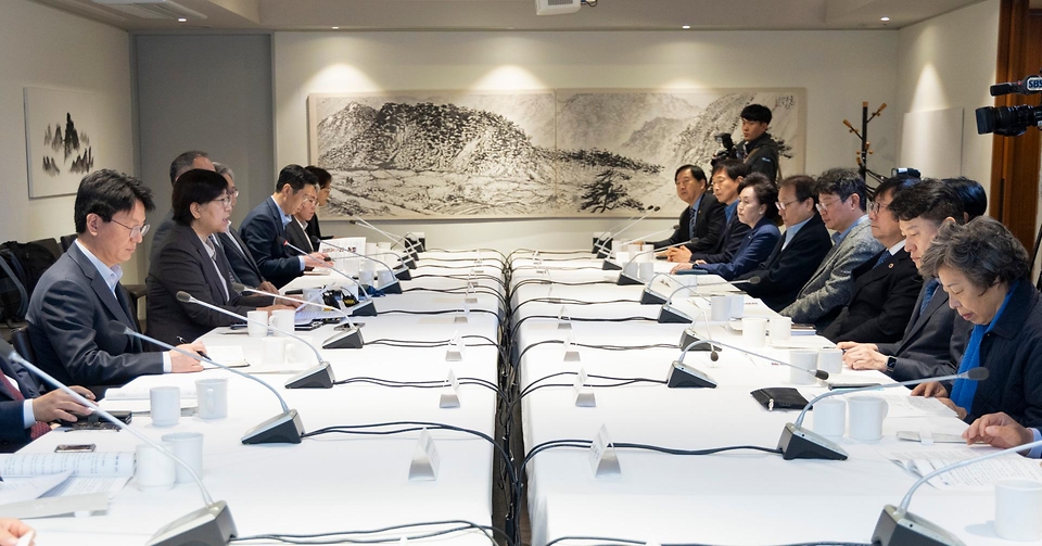 정은경 보건복지부 장관이 4월 14일 서울 중구 콘퍼런스 하우스 달개비에서 보건의약단체 및 유관부처와 함께 중동전쟁으로 인한 의약품, 의료기기 등 의료제품의 수급불안정을 해소하기 위한 중동전쟁 대응 제3차 보건의약단체 회의를 개최하고 있다.