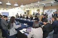 오유경 처장과 한성숙 장관이 4월 13일 아우딘퓨쳐스(충북 충주 소재)에서 중소기업 글로벌 진출 지원 강화 등을 위한 중기부와 식약처, 수출입은행, 그리고 기술보증기금 간 업무협약식을 진행한 뒤 기념촬영을 하고 있다.