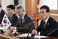 김민석 국무총리가 4월 13일 세종대로 정부서울청사에서 도날드 투스크 폴란드 총리를 접견, 인사 및 회담을 하고 있다.