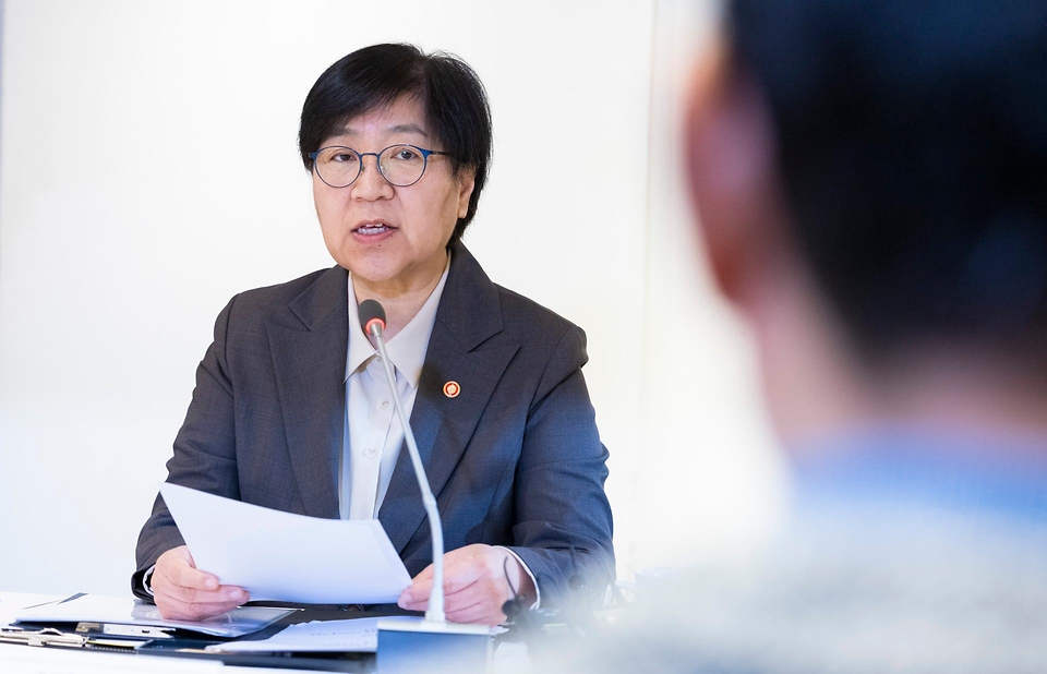 정은경 보건복지부 장관이 4월 14일 서울 중구 콘퍼런스 하우스 달개비에서 보건의약단체 및 유관부처와 함께 중동전쟁으로 인한 의약품, 의료기기 등 의료제품의 수급불안정을 해소하기 위한 중동전쟁 대응 제3차 보건의약단체 회의를 개최하고 있다.