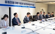 정은경 보건복지부 장관이 4월 14일 서울 중구 콘퍼런스 하우스 달개비에서 보건의약단체 및 유관부처와 함께 중동전쟁으로 인한 의약품, 의료기기 등 의료제품의 수급불안정을 해소하기 위한 중동전쟁 대응 제3차 보건의약단체 회의를 개최하고 있다.