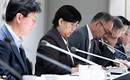 정은경 보건복지부 장관이 4월 14일 서울 중구 콘퍼런스 하우스 달개비에서 보건의약단체 및 유관부처와 함께 중동전쟁으로 인한 의약품, 의료기기 등 의료제품의 수급불안정을 해소하기 위한 중동전쟁 대응 제3차 보건의약단체 회의를 개최하고 있다.