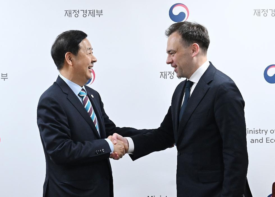 구윤철 부총리 겸 재정경제부 장관이 4월 13일 서울 종로구 정부서울청사에서 안제이 도만스키 폴란드 재무장관과 면담에 앞서 악수하며 인사하고 있다.