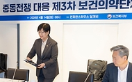 정은경 보건복지부 장관이 4월 14일 서울 중구 콘퍼런스 하우스 달개비에서 보건의약단체 및 유관부처와 함께 중동전쟁으로 인한 의약품, 의료기기 등 의료제품의 수급불안정을 해소하기 위한 중동전쟁 대응 제3차 보건의약단체 회의를 개최하고 있다.