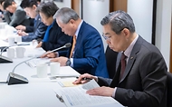 정은경 보건복지부 장관이 4월 14일 서울 중구 콘퍼런스 하우스 달개비에서 보건의약단체 및 유관부처와 함께 중동전쟁으로 인한 의약품, 의료기기 등 의료제품의 수급불안정을 해소하기 위한 중동전쟁 대응 제3차 보건의약단체 회의를 개최하고 있다.