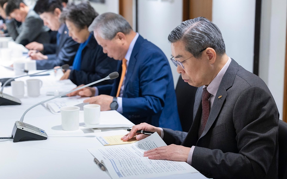 정은경 보건복지부 장관이 4월 14일 서울 중구 콘퍼런스 하우스 달개비에서 보건의약단체 및 유관부처와 함께 중동전쟁으로 인한 의약품, 의료기기 등 의료제품의 수급불안정을 해소하기 위한 중동전쟁 대응 제3차 보건의약단체 회의를 개최하고 있다.