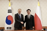 김민석 국무총리가 4월 13일 세종대로 정부서울청사에서 도날드 투스크 폴란드 총리를 접견, 인사 및 회담을 하고 있다.