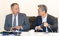 정은경 보건복지부 장관이 4월 14일 서울 중구 콘퍼런스 하우스 달개비에서 보건의약단체 및 유관부처와 함께 중동전쟁으로 인한 의약품, 의료기기 등 의료제품의 수급불안정을 해소하기 위한 중동전쟁 대응 제3차 보건의약단체 회의를 개최하고 있다.