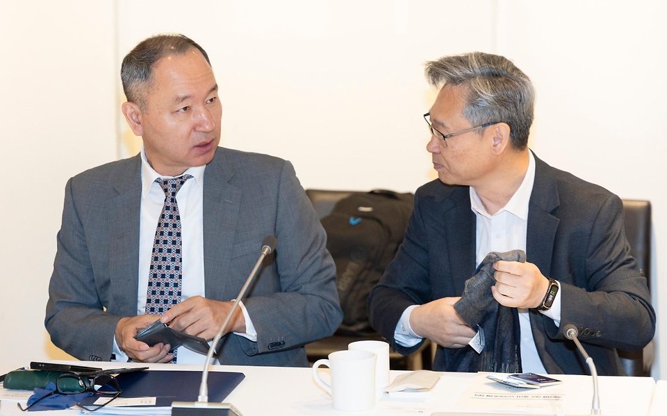 정은경 보건복지부 장관이 4월 14일 서울 중구 콘퍼런스 하우스 달개비에서 보건의약단체 및 유관부처와 함께 중동전쟁으로 인한 의약품, 의료기기 등 의료제품의 수급불안정을 해소하기 위한 중동전쟁 대응 제3차 보건의약단체 회의를 개최하고 있다.
