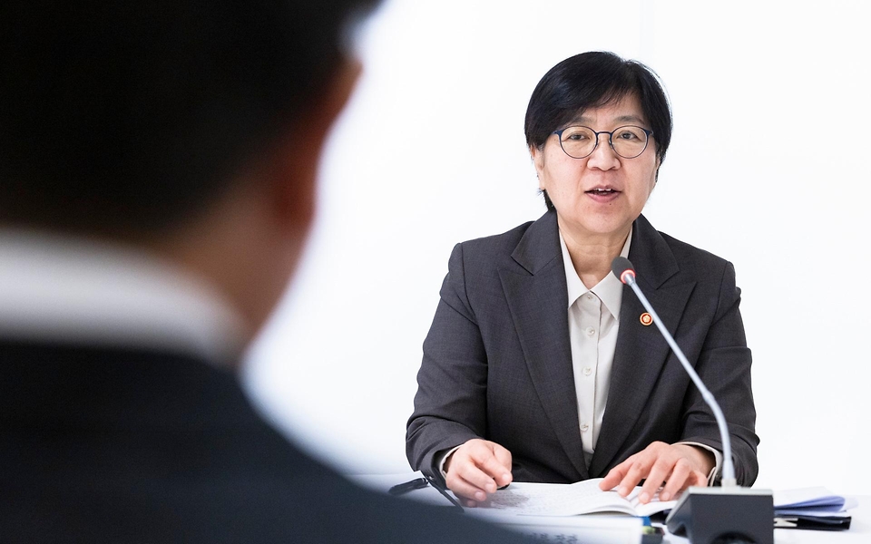 정은경 보건복지부 장관이 4월 14일 서울 중구 콘퍼런스 하우스 달개비에서 보건의약단체 및 유관부처와 함께 중동전쟁으로 인한 의약품, 의료기기 등 의료제품의 수급불안정을 해소하기 위한 중동전쟁 대응 제3차 보건의약단체 회의를 개최하고 있다.