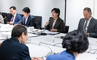 정은경 보건복지부 장관이 4월 14일 서울 중구 콘퍼런스 하우스 달개비에서 보건의약단체 및 유관부처와 함께 중동전쟁으로 인한 의약품, 의료기기 등 의료제품의 수급불안정을 해소하기 위한 중동전쟁 대응 제3차 보건의약단체 회의를 개최하고 있다.