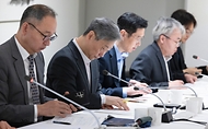 정은경 보건복지부 장관이 4월 14일 서울 중구 콘퍼런스 하우스 달개비에서 보건의약단체 및 유관부처와 함께 중동전쟁으로 인한 의약품, 의료기기 등 의료제품의 수급불안정을 해소하기 위한 중동전쟁 대응 제3차 보건의약단체 회의를 개최하고 있다.